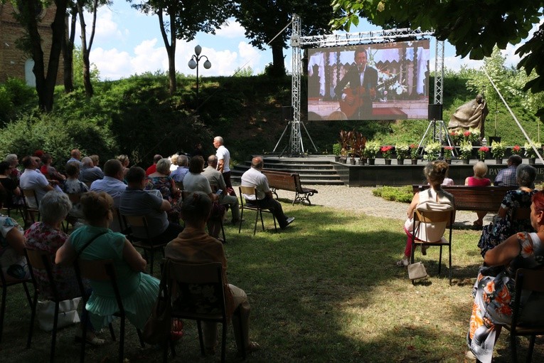 Ciechanów. Koncert papieski w farze