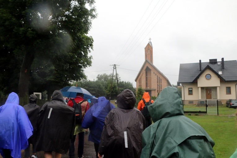 Pielgrzymka na Jasną Górę. Pierwszy dzień cz. 1