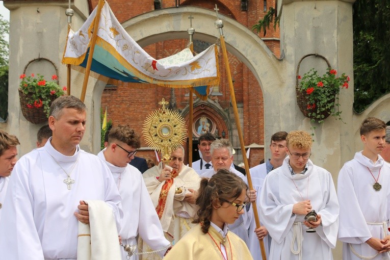 Popowo Kościelne. Procesja eucharystyczna z udziałem abp. Salvatore Pennacchia