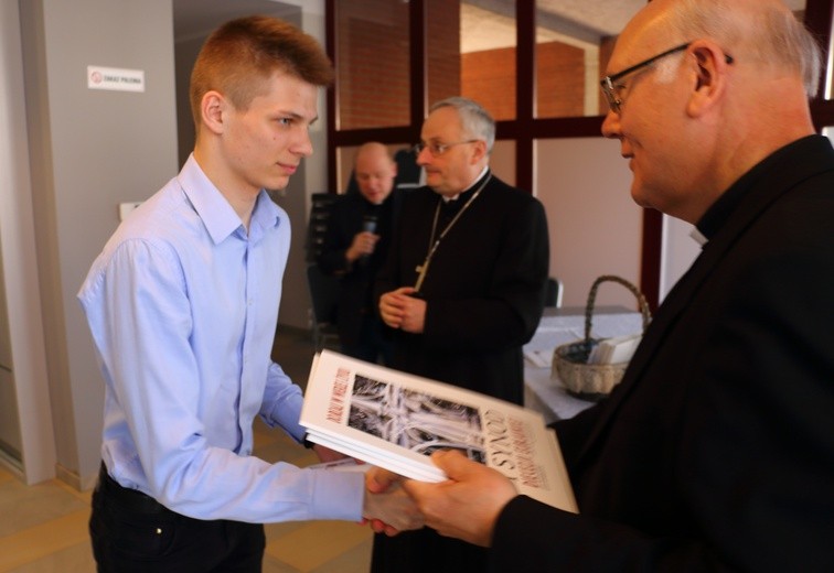 Uroczyste posiedzenie zespołu synodalnego młodych 