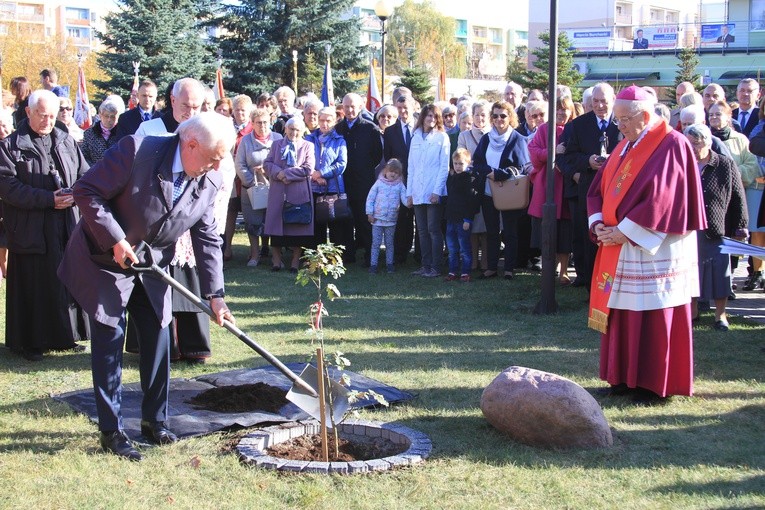 Pomnik bł. ks. J. Popiełuszki w Mławie