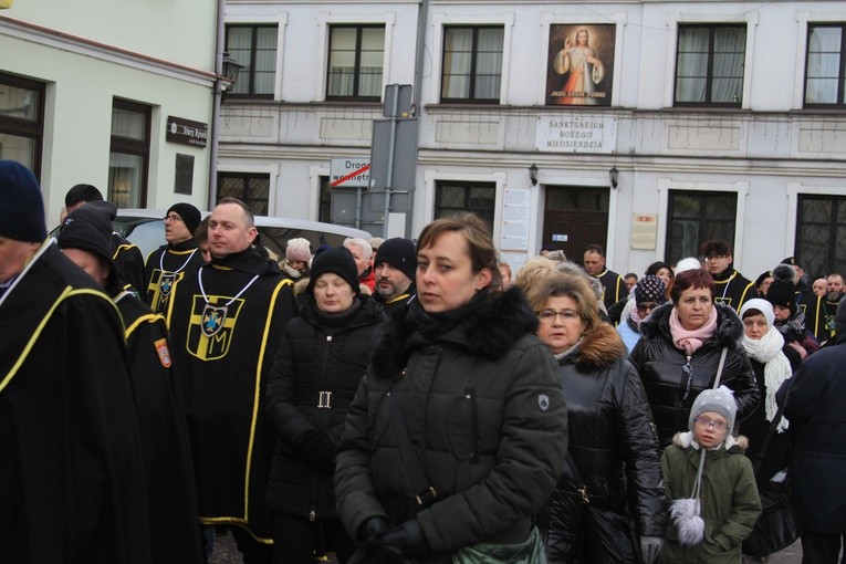 Płock. Rekolekcje Rycerzy JP II - Droga Krzyżowa