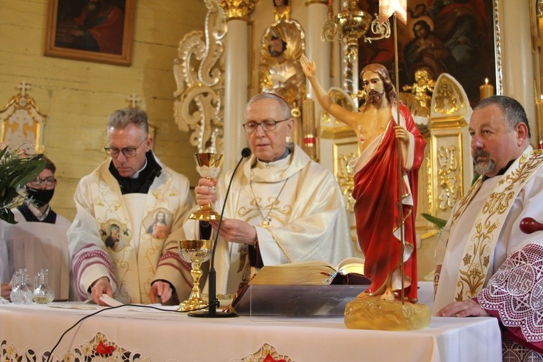 Kucice. Poświęcenie odnowionych ołtarzy i ambony