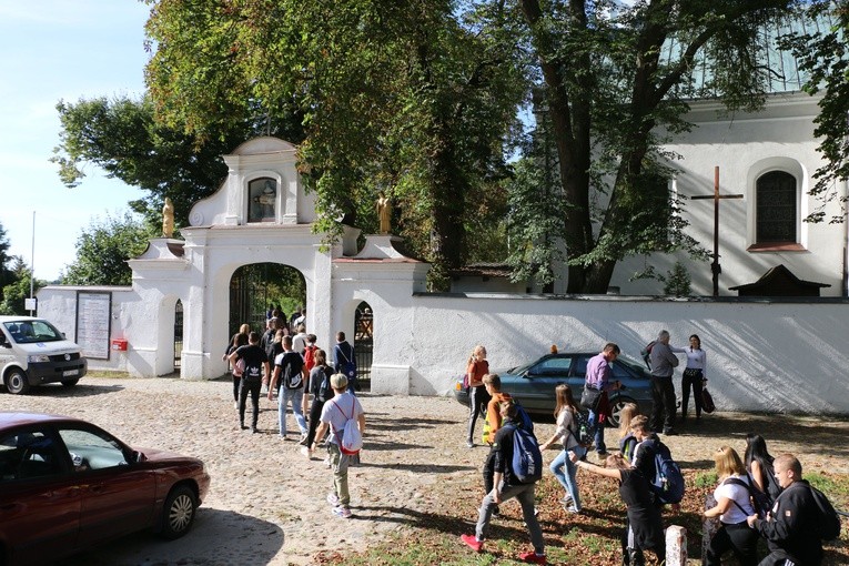 Pielgrzymka młodych z Rypina do Obór