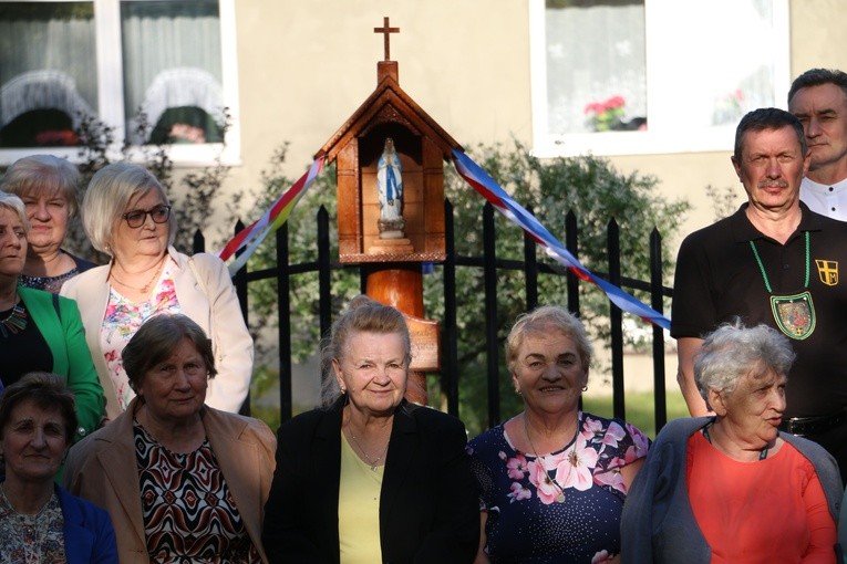 Śródborze. Poświęcenie maryjnej kapliczki