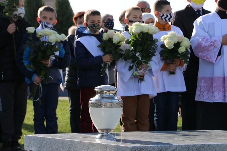 Mława. Poświęcenie pomnika Dzieci Nienarodzonych