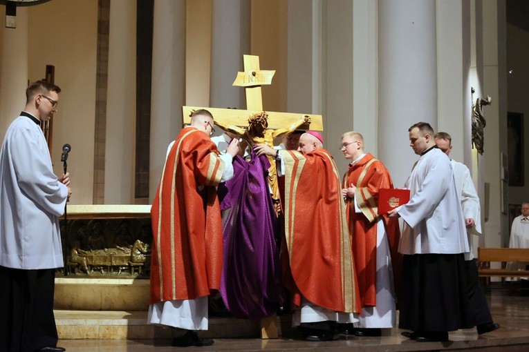 Liturgia Wielkiego Piątku w katedrze Chrystusa Króla