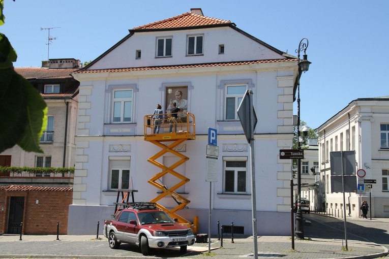 Mozaika papieska w oknie domu biskupiego w Płocku