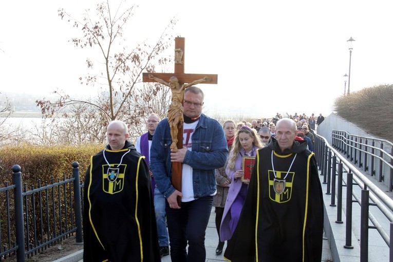 Płock. Droga Krzyżowa z modlitwą o pokój