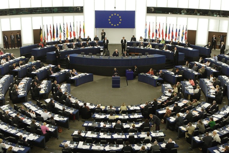 Parlament Europejski poparł zakaz plastikowych opakowań, słomek i sztućców