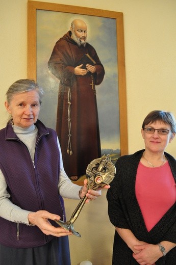 Siostry Służki Maryi Niepokalanej z relikwiarzem swego założyciela - bł. o. Honorata Koźmińskiego