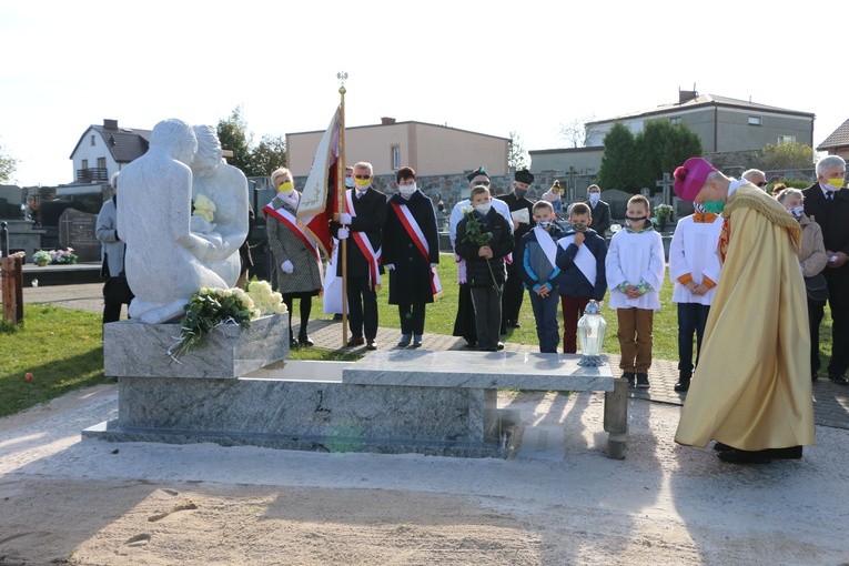 Mława. Poświęcenie pomnika Dzieci Nienarodzonych