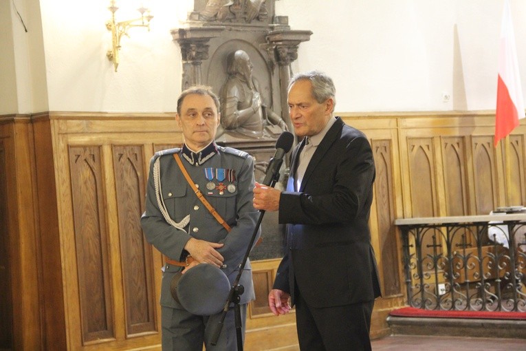 Z szablą w dłoni i z głową na karabinie