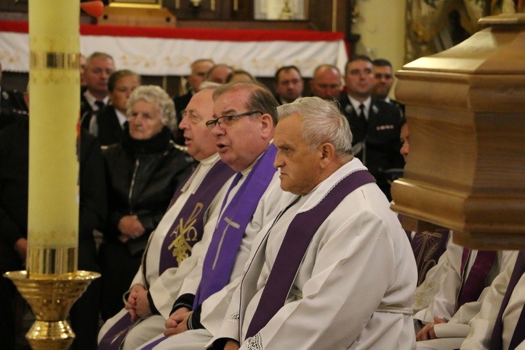 Stara Wrona. Uroczystości pogrzebowe ks. kan. Wawrzyńca Ulanowskiego