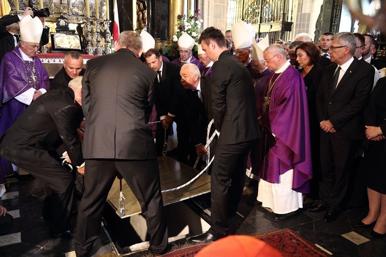 Kard. Macharski spoczął na Wawelu