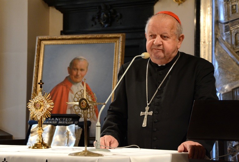 Kard. Dziwisz: Jan Paweł II oddał nas w najlepsze ręce miłosiernego Boga