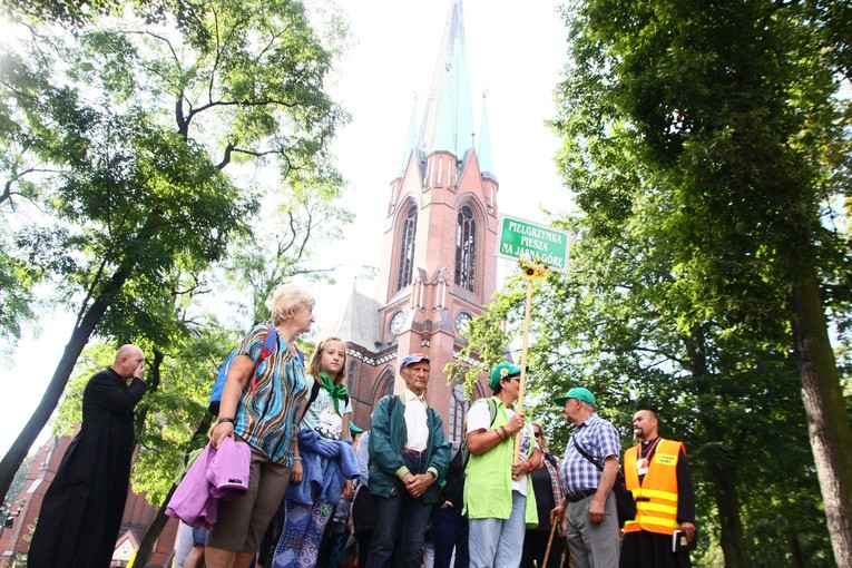 Pielgrzymka na Jasną Górę - wyjście z katedry