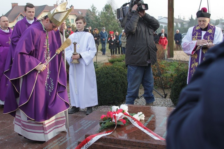 Symboliczny grób biskupów męczenników w Działdowie