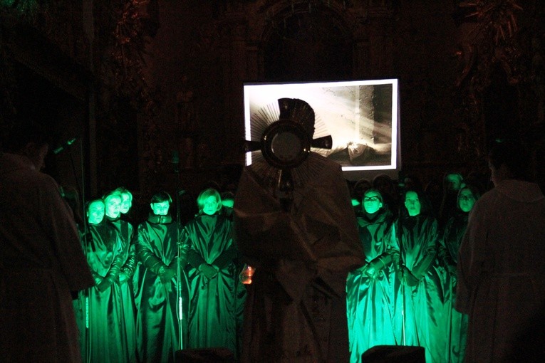 Pułtusk. Spektakl "Kochasz, wątpisz, buntujesz się, odchodzisz" w parafii św. Mateusza