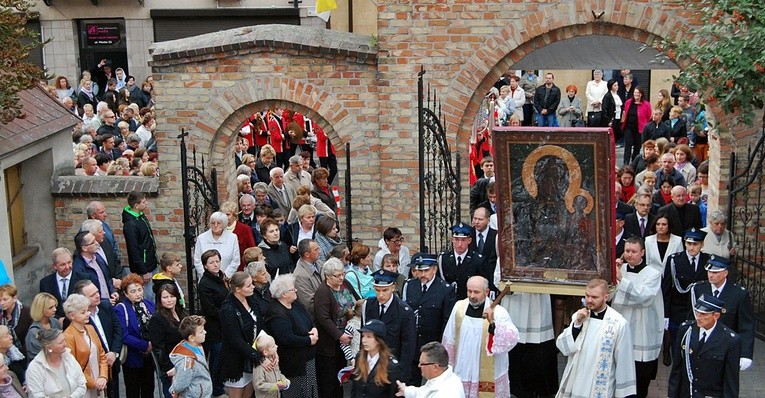 Obraz na barkach księży pracujących u św. Michała Archanioła jest wnoszony przez bramę do parafialnej świątyni