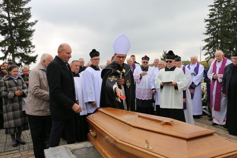 Stara Wrona. Uroczystości pogrzebowe ks. kan. Wawrzyńca Ulanowskiego