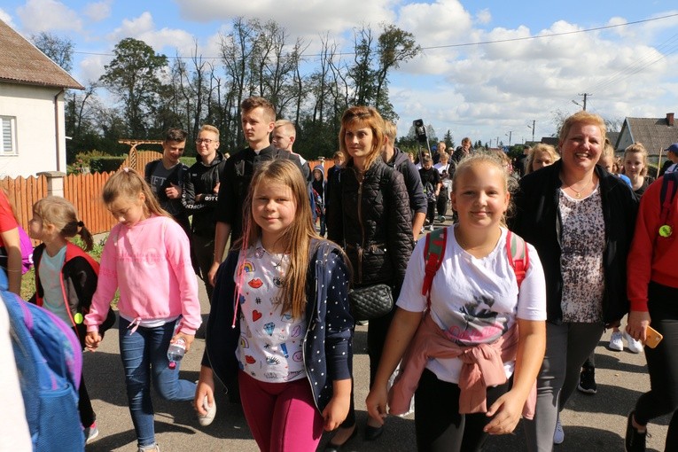 Rostkowo. Pielgrzymka dzieci (część I)