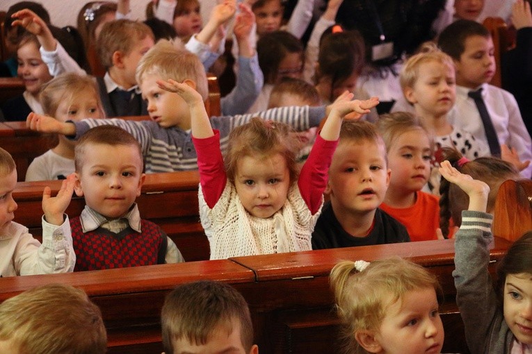 Biskup Jan z kolędą w przedszkolu katolickim