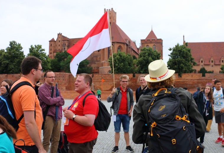 Uczestnicy ŚDM na oblężeniu Malborka