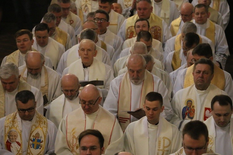 Płock. Msza Krzyżma w bazylice katedralnej