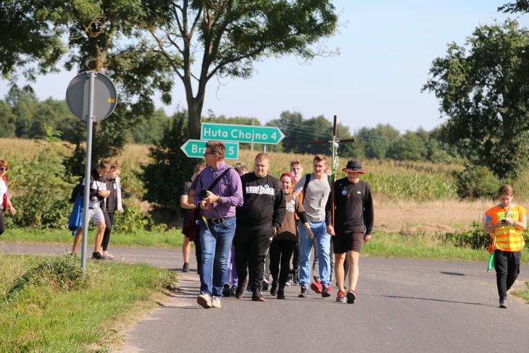 Pielgrzymka młodych z Rypina do Obór