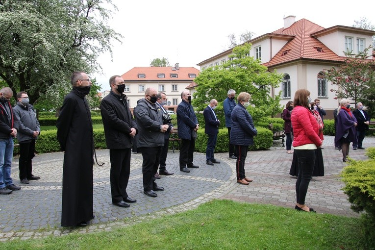 Modlitwa przy pomniku papieskim