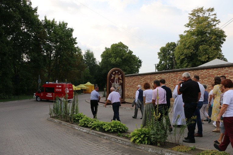 Czerwińsk n. Wisłą. Procesja w wigilię uroczystości Wniebowzięcia NMP