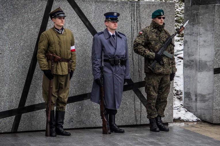 Cześć i chwała bohaterom!