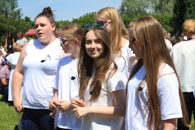Ministranci i dzieci komunijne w Czerwińsku