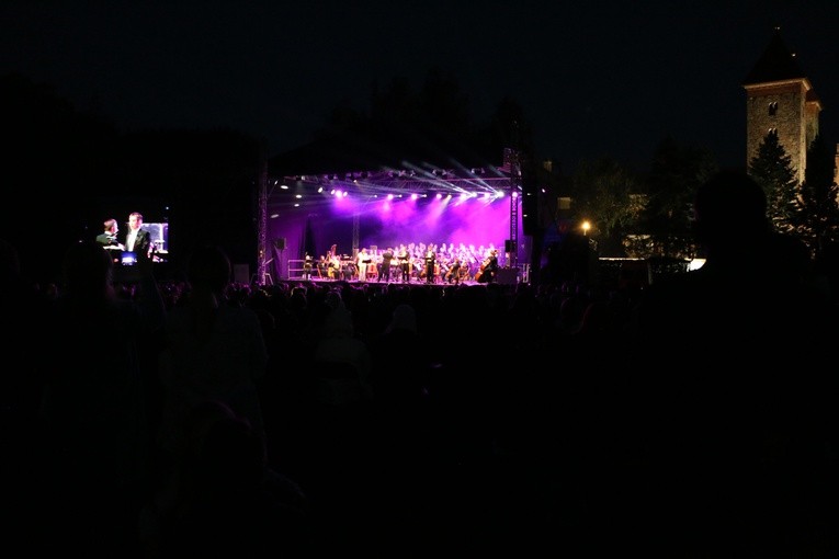 Czerwińsk n. Wisłą. Koncert jubileuszowy w przyklasztornych ogrodach