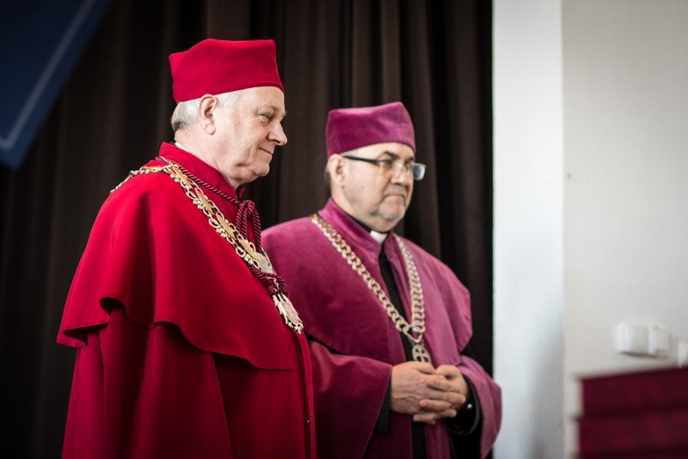 Rozdanie dyplomów na Wydziale Teologii