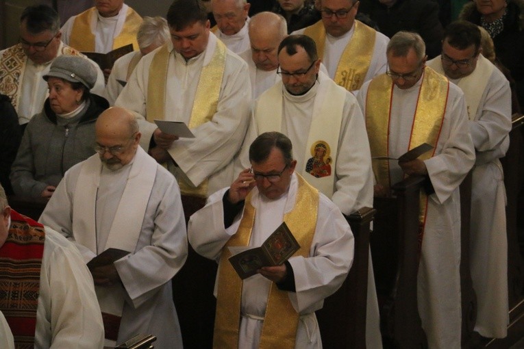 Płock. Msza Krzyżma w bazylice katedralnej