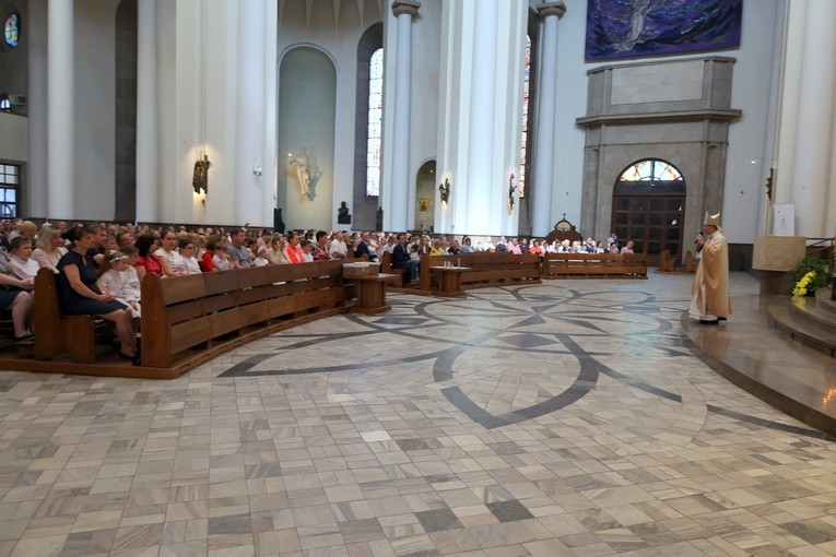 Katowice. Pielgrzymka dzieci komunijnych