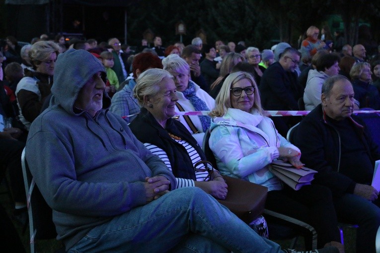 Czerwińsk n. Wisłą. Koncert jubileuszowy w przyklasztornych ogrodach