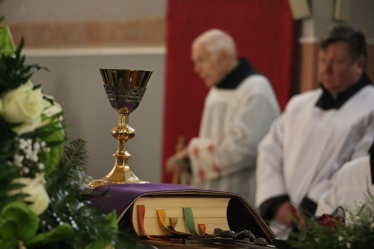 Pomiechowo. Pogrzeb ks. kan. Franciszka Kacprzyckiego