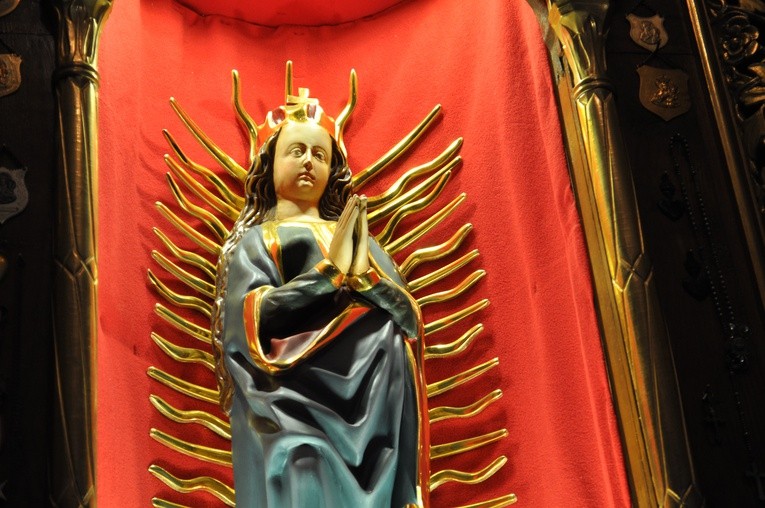 Figura Maryi w ołtarzu kościoła w parafii pw. św. Rocha w Janowie