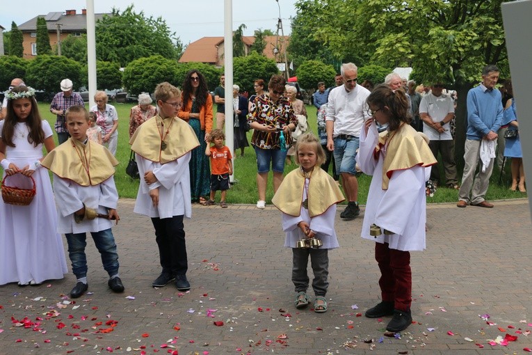 Popowo Kościelne. Procesja eucharystyczna z udziałem abp. Salvatore Pennacchia