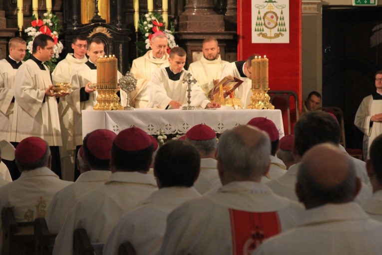 Episkopat w Płocku. Msza w kolegiacie