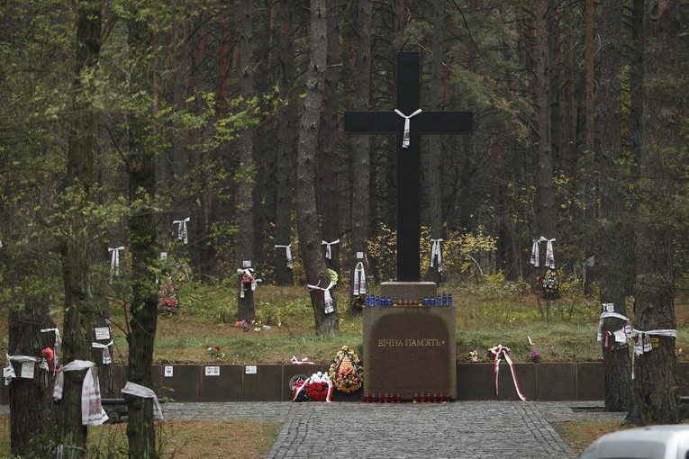 Prezydent Ukrainy uklęknął przed polskimi grobami w Bykowni