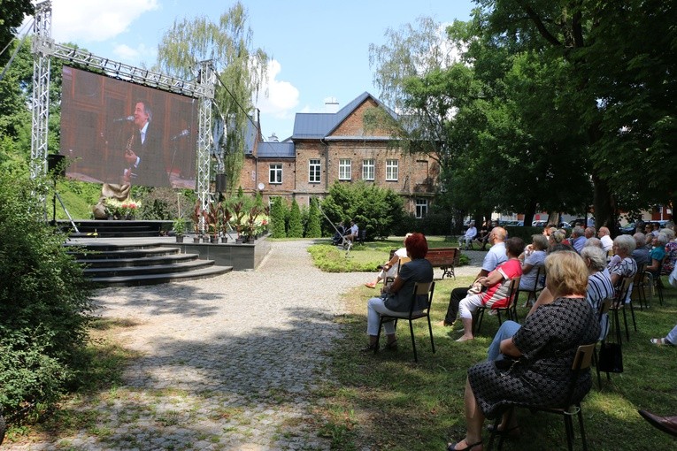 Ciechanów. Koncert papieski w farze