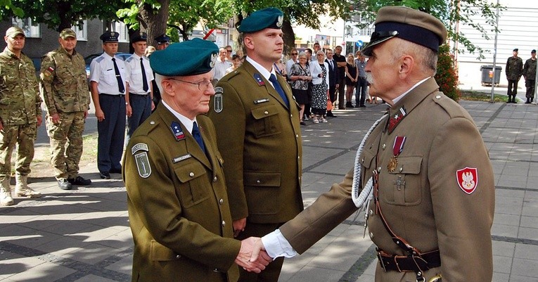 Odchodzący i obejmujący funkcję dowódcy w Jednostce Strzeleckiej 1006 Płońsk