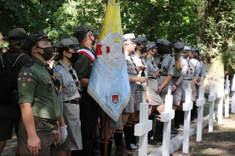Płock. Uroczystości na cmentarzu garnizonowym