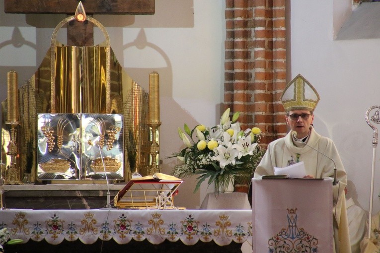 Janowiec Kościelny. Jubileusz szkoły i nowy sztandar