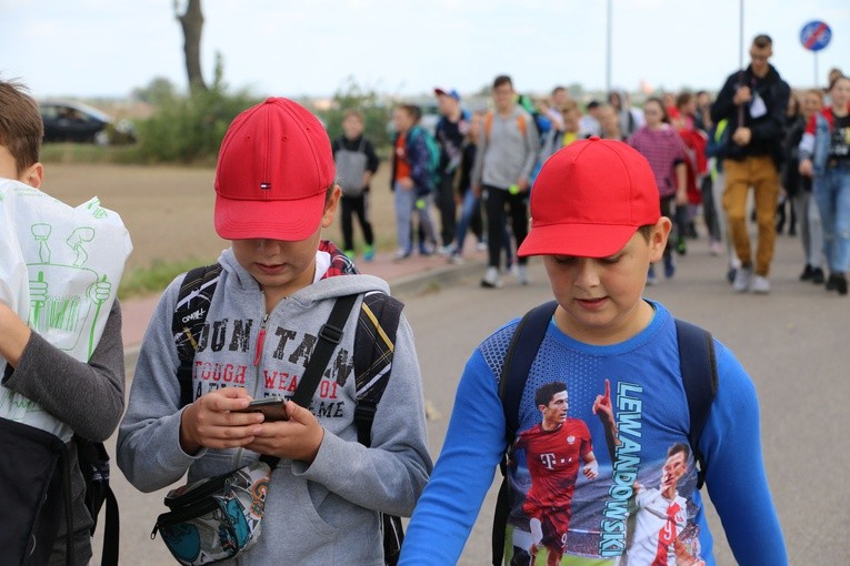Rostkowo. Pielgrzymka dzieci (część I)
