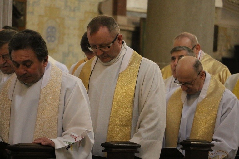 Płock. Msza Krzyżma w bazylice katedralnej